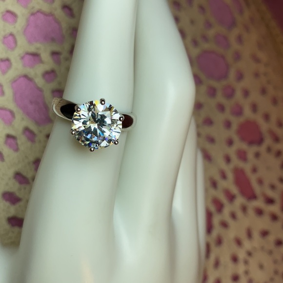 Bella Luce White Diamond Simulant Ring - Picture 8 of 15